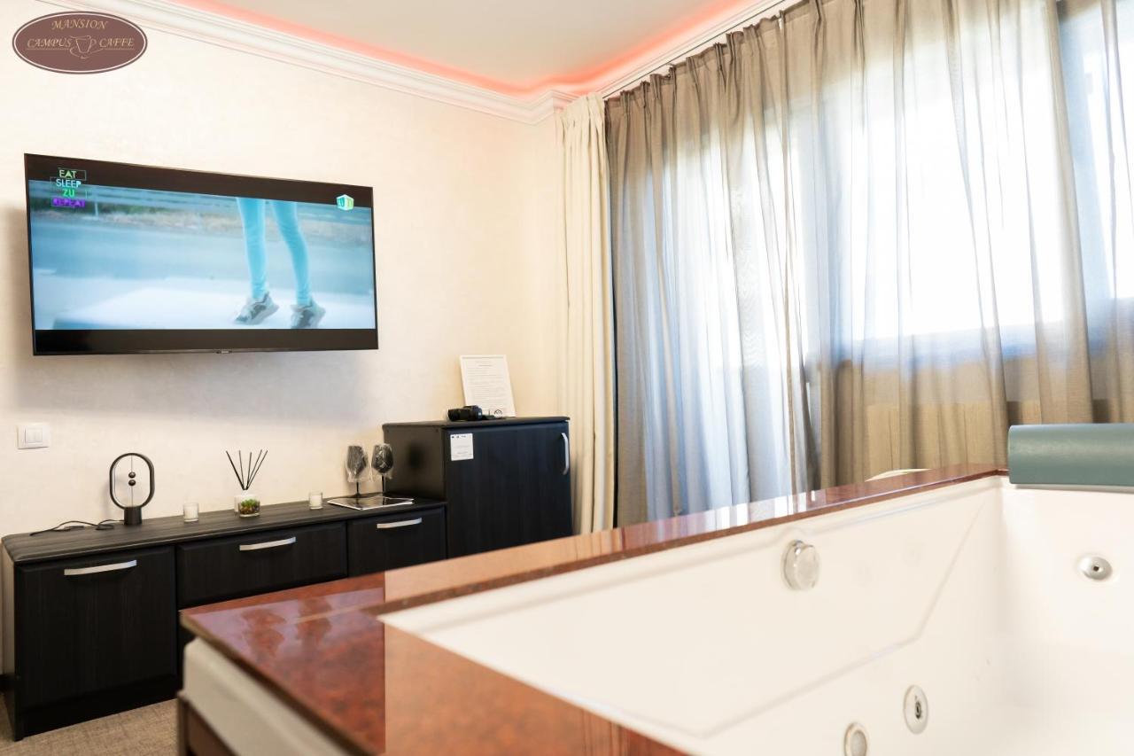 Campus Caffe Mansion Hotell Buzău Eksteriør bilde