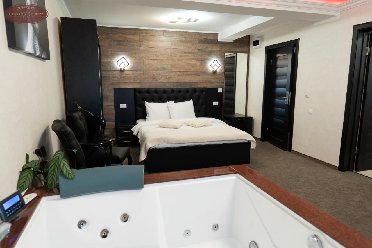 Campus Caffe Mansion Hotell Buzău Eksteriør bilde