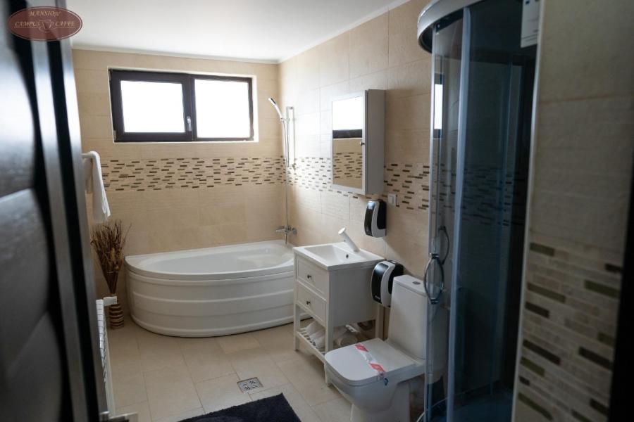 Campus Caffe Mansion Hotell Buzău Eksteriør bilde